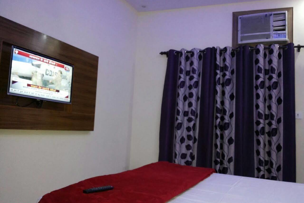 Oyo 26602 Hotel Shubham Dehradun Dış mekan fotoğraf